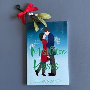Mistletoe Kisses: A Standalone Sweet Christmas Romance Paperback